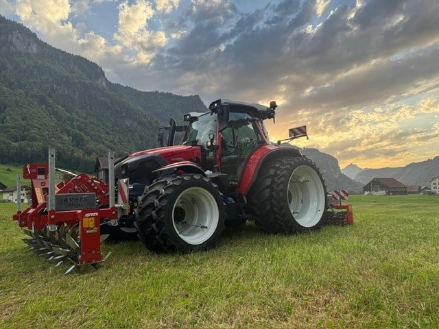 traktor wiesenpflege landwirtschaft landtechnik berggebiet schweiz